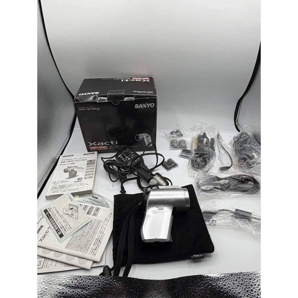 Sanyo Xacti DMX-HD1000 Camera Silver Turns On Remote Case Manuals Records Cords